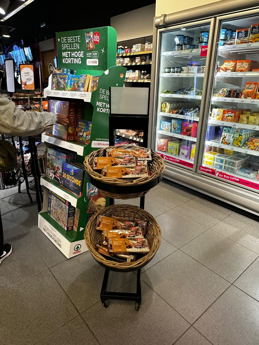 Display IMPULSO ronde display inclusief 2 zwarte kunststof PP manden, in hoogte verstelbaar, met wieltjes en kopkaart